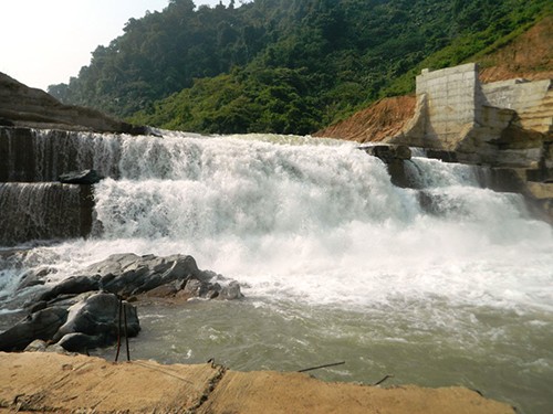 The breached section of the Dakrong 3 Hydropower Plant dam (Photo: NLD) The breached section of the Dakrong 3 Hydropower Plant dam (Photo: NLD)